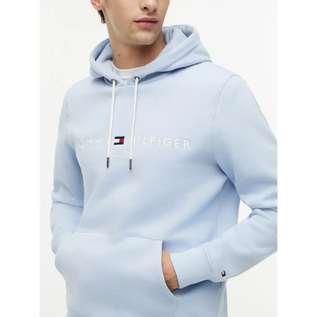 Tommy-Hilfiger_miesten-vaaleansininen-paan-yli-vedettava-huppari