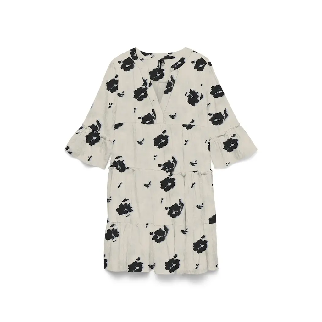 VERO-MODA_beige-musta-royhelohelmainen-mekko-34-hihalla