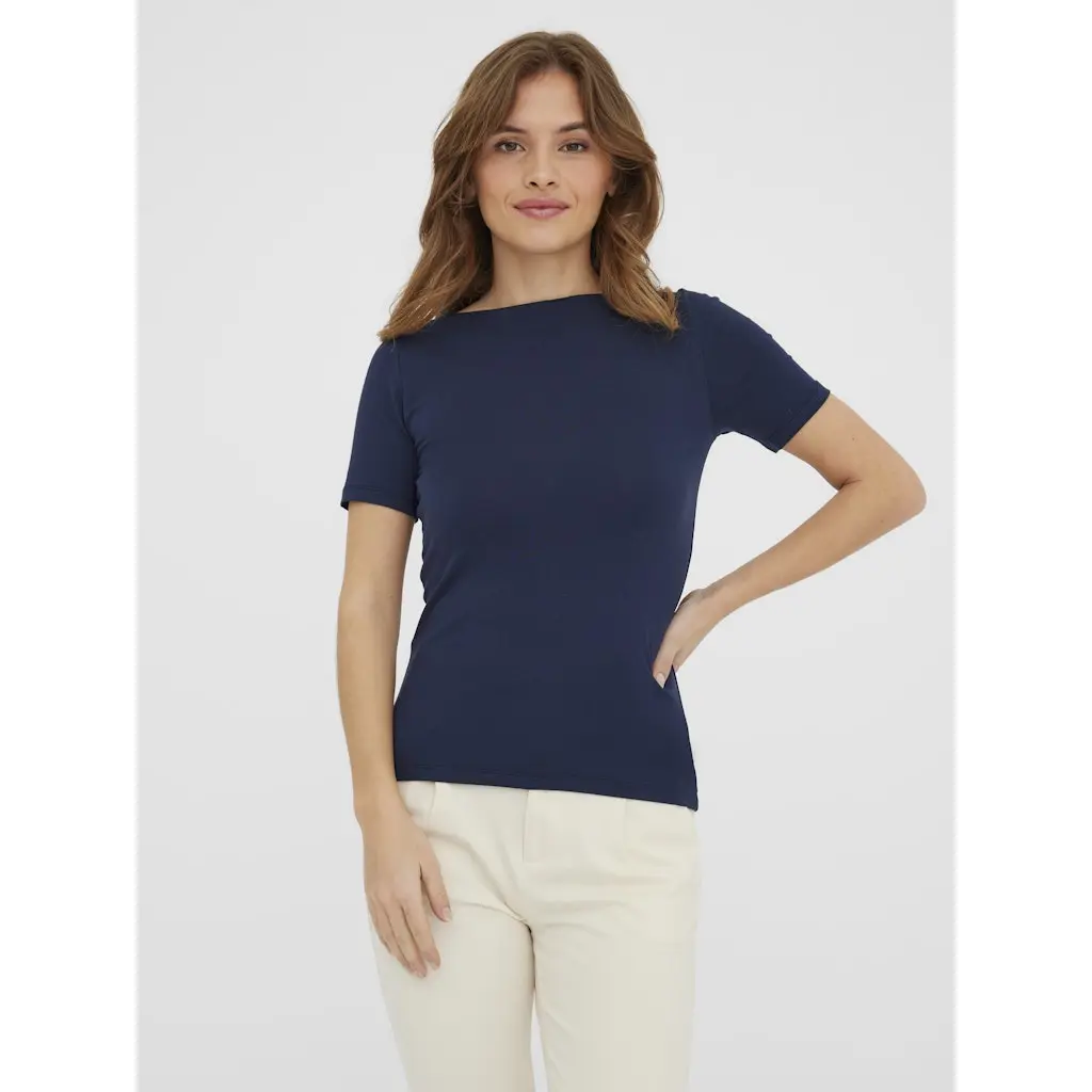 VERO-MODA_ihanan-pehmea-naisten-t-paita-venepaantiella