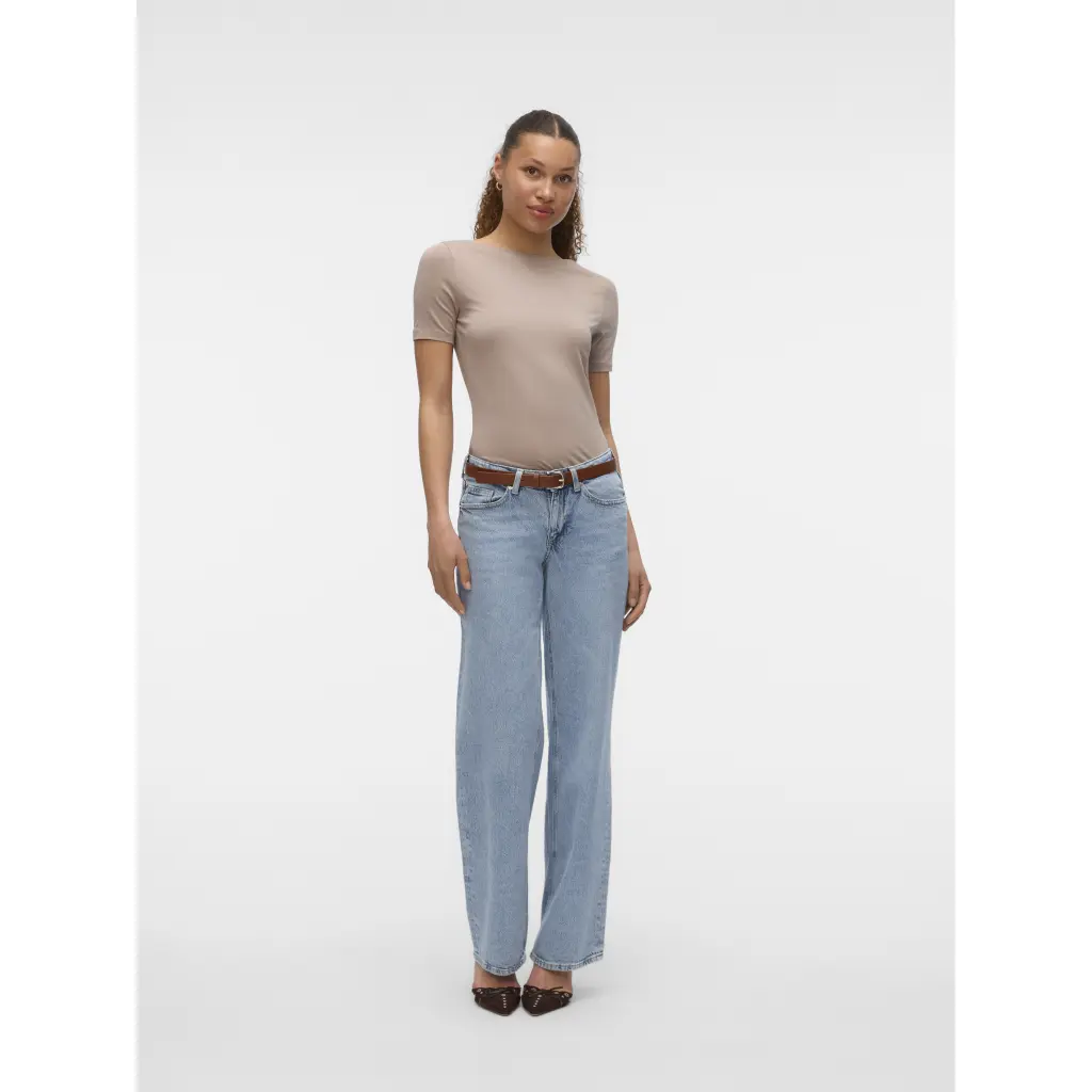 VERO-MODA_naisten-hiekanvarinen-modaalpusero-lyhyilla-hihoilla
