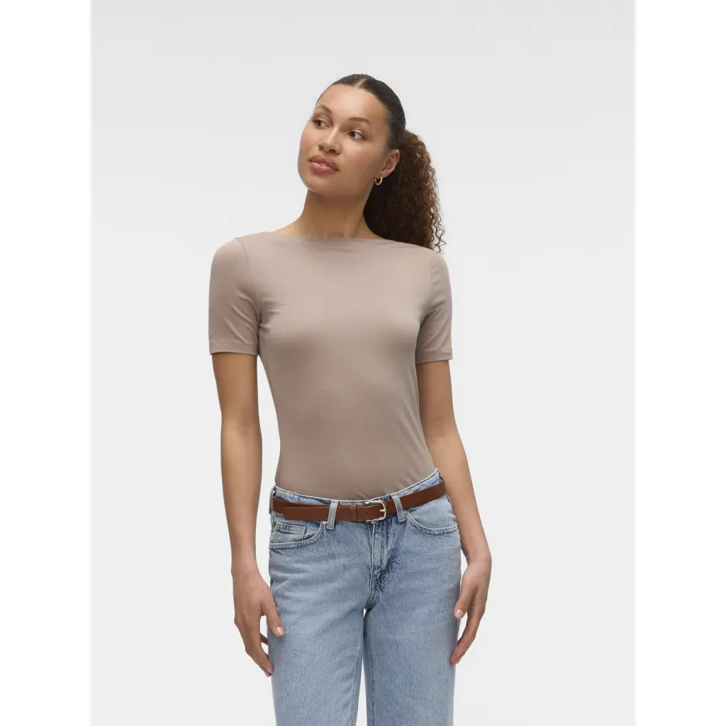 VERO-MODA_naisten-hiekanvarinen-modaalpusero-lyhyilla-hihoilla
