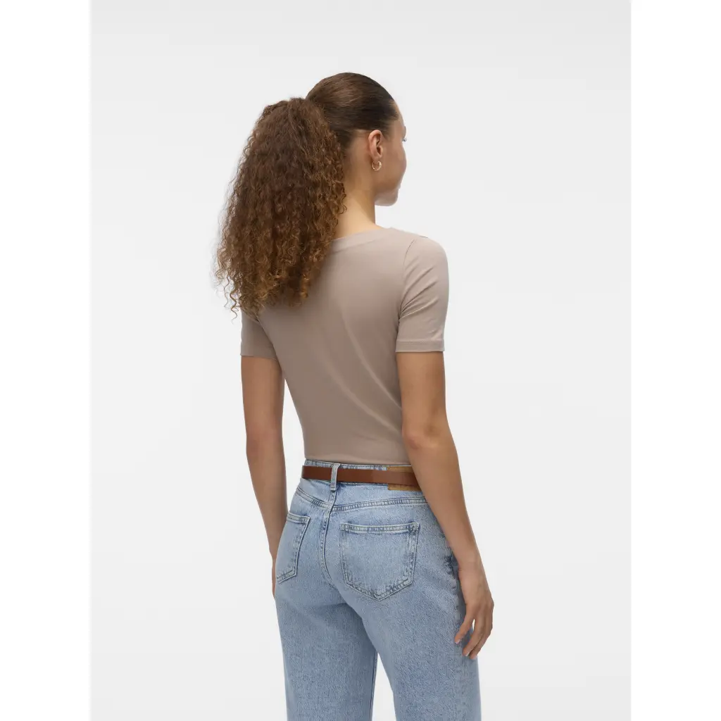 VERO-MODA_naisten-hiekanvarinen-modaalpusero-lyhyilla-hihoilla