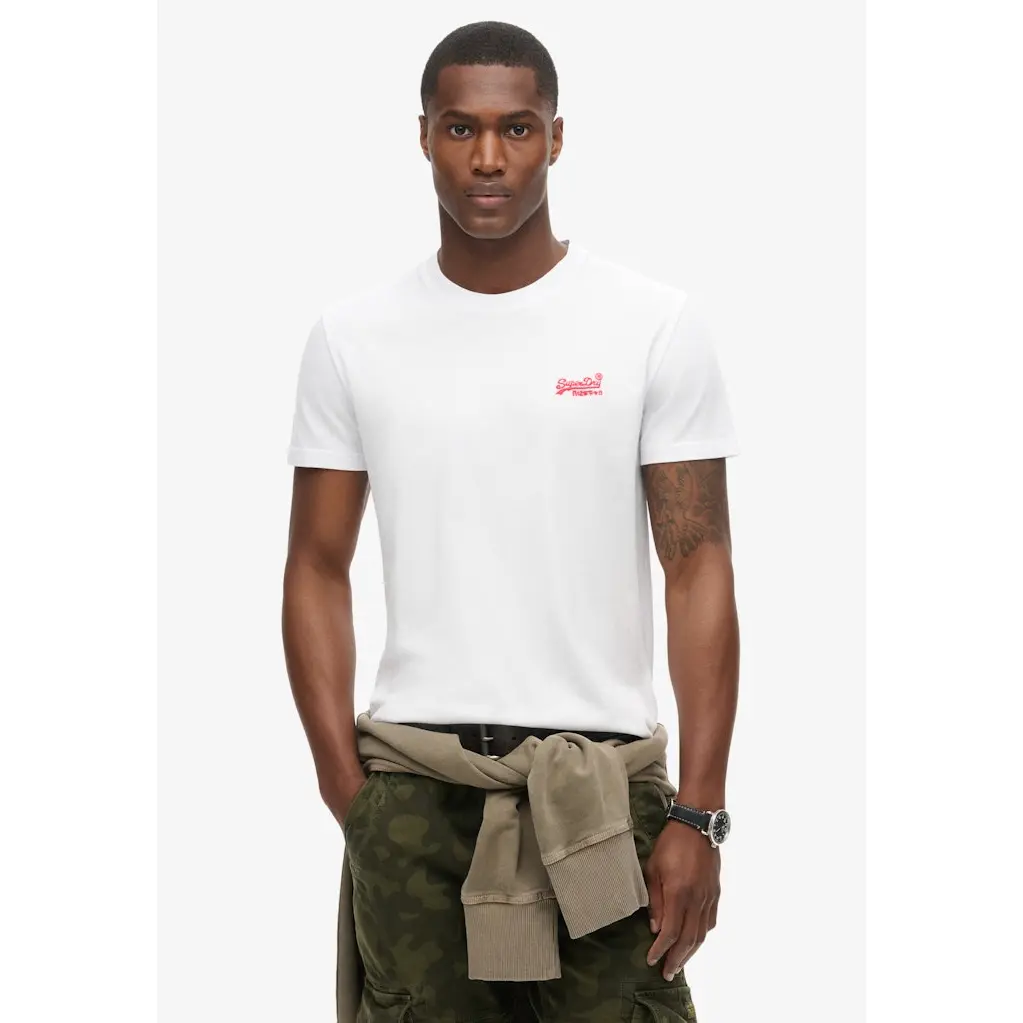 Superdry_valkoinen-logot-paita-oranssilla-logomerkilla