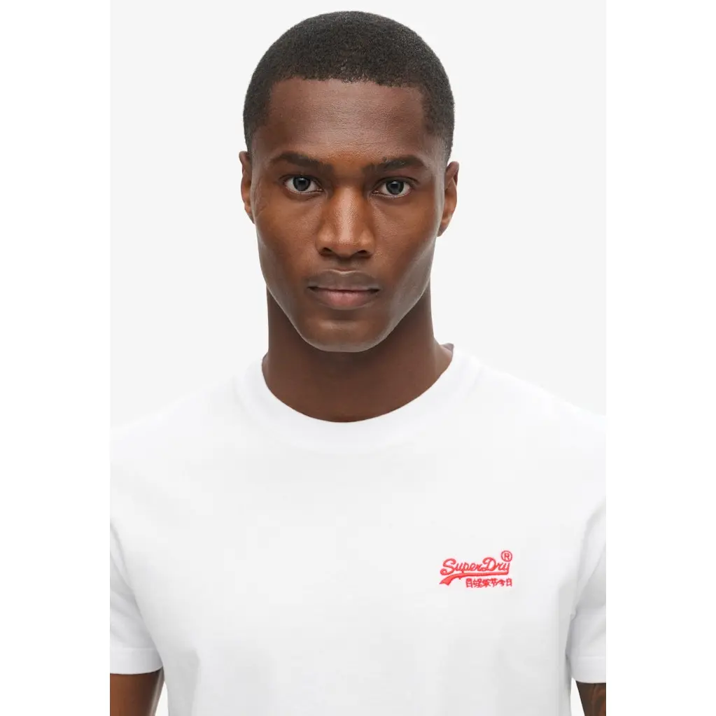 Superdry_valkoinen-logot-paita-oranssilla-logomerkilla