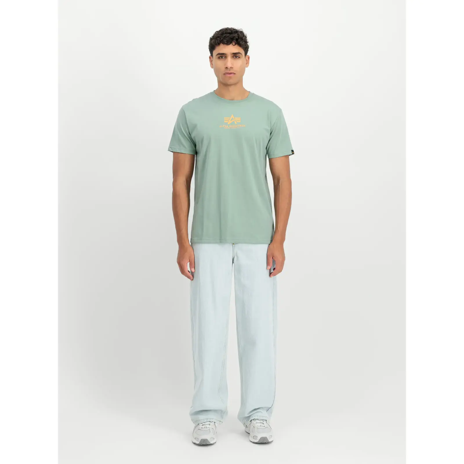 Alpha-Industries_miesten-vaaleanvihrea-logot-paita