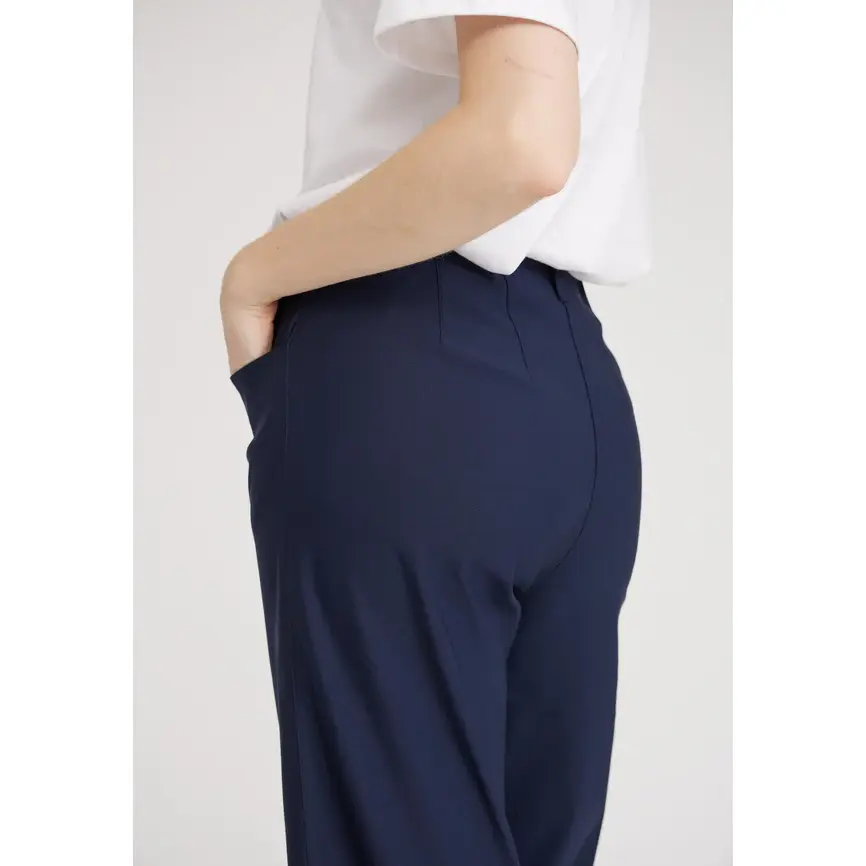Laurie_naisten-tummansiniset-Donna-Loose-culottehousut-joustavalla-kuminauhavyotarolla-ja-vajaamittaisilla-lahkeilla