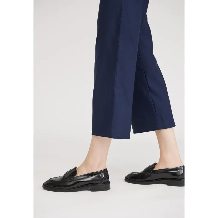 Laurie_naisten-tummansiniset-Donna-Loose-culottehousut-joustavalla-kuminauhavyotarolla-ja-vajaamittaisilla-lahkeilla