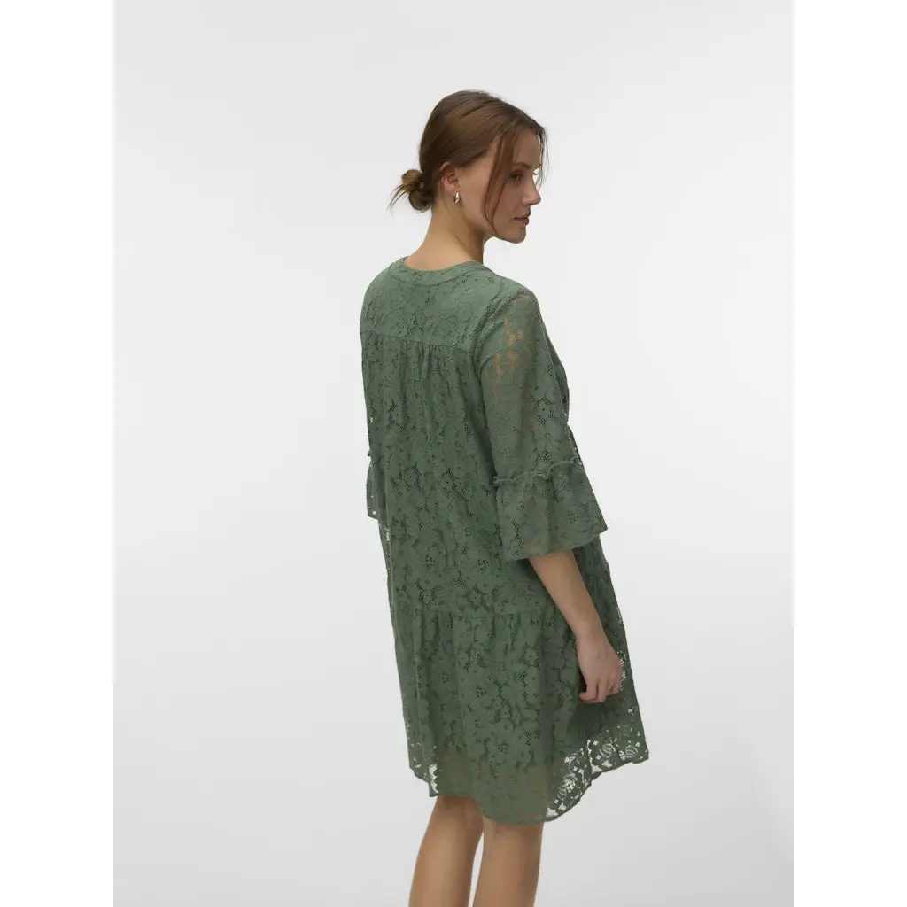 VERO-MODA_vihrea-34-hihainen-pitsimekko-a-linjaisella-helmalla_