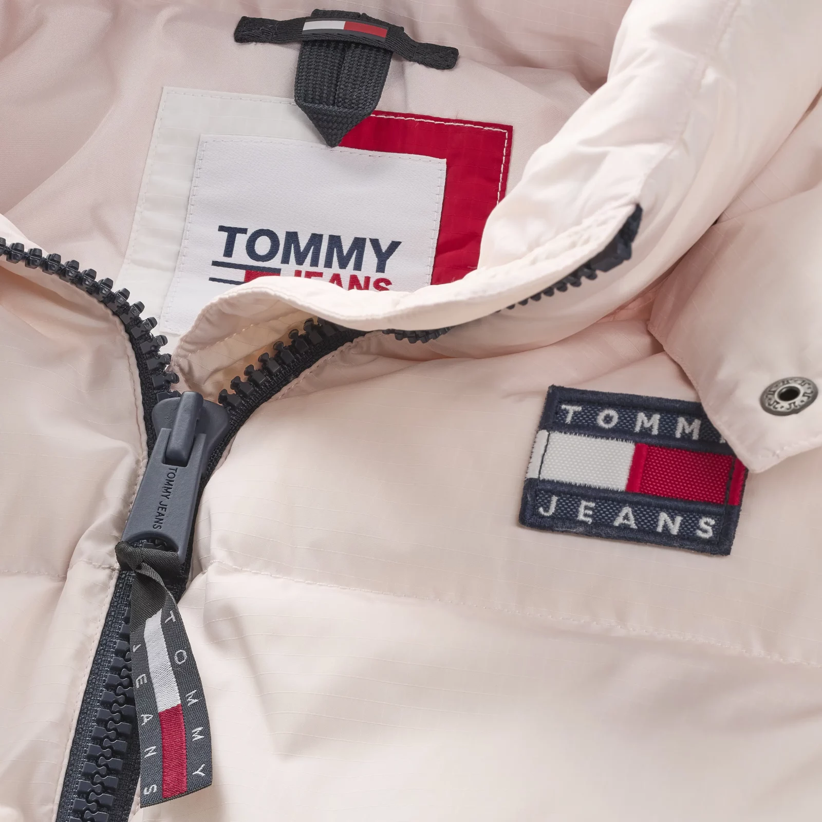 Tommy-Jeans_Alaska-puffer-liivi_beige_DW0DW14290_TJ9