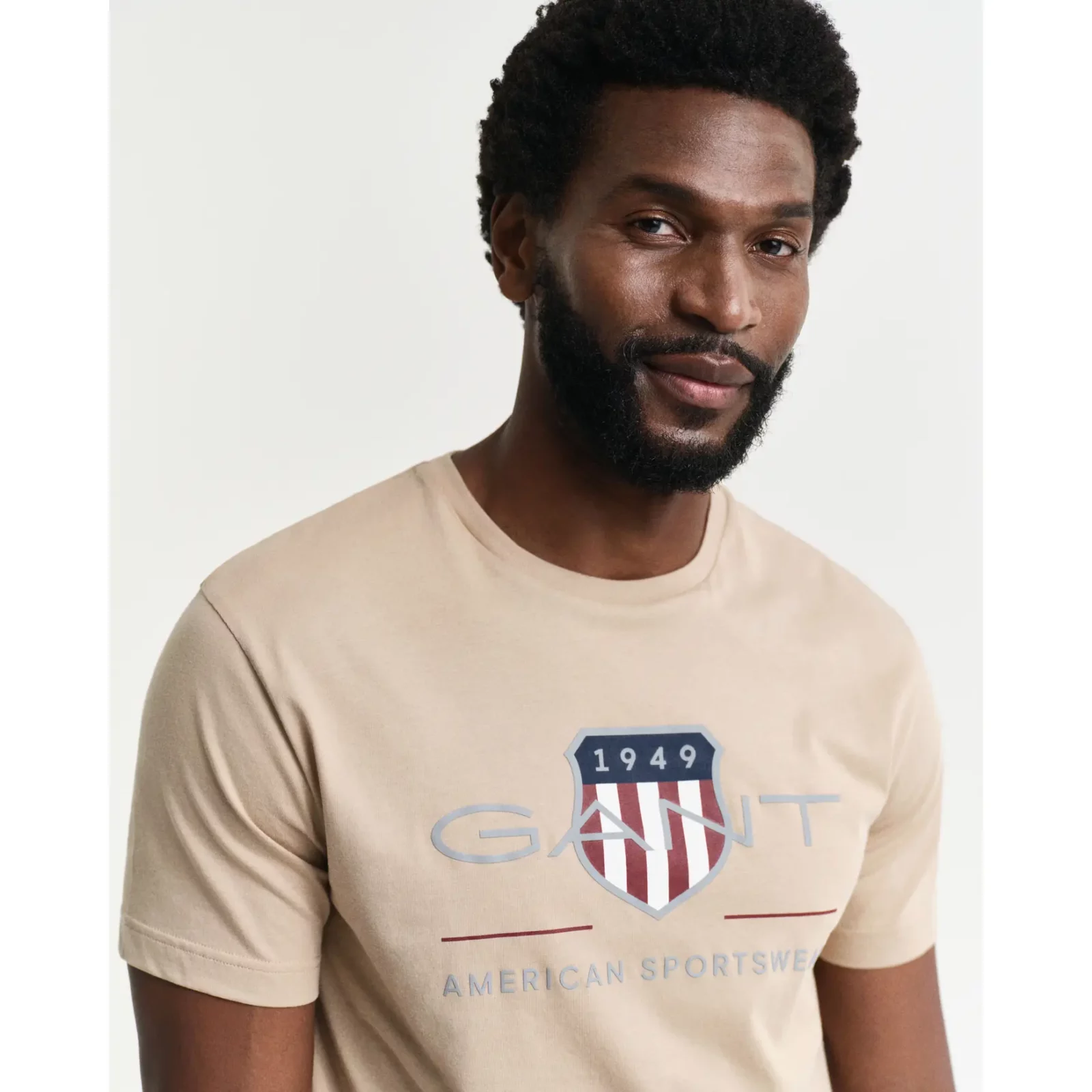 Gant_miesten-beige-t-paita_reg-archive-shield-t-shirt_biege_2003199-277-crmodel-fv-1-1.webp