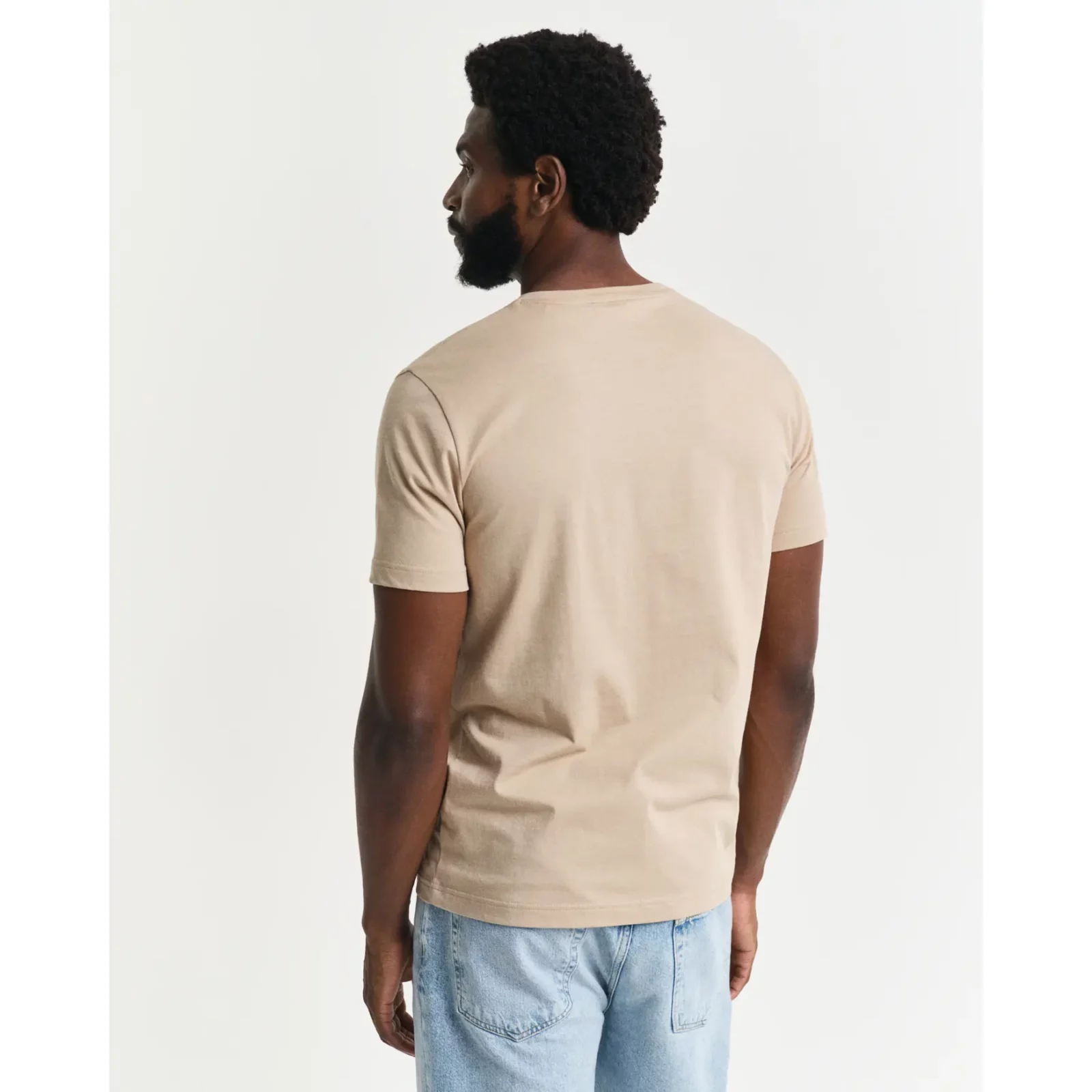 Gant_miesten-beige-t-paita_reg-archive-shield-t-shirt_biege_2003199-277-crmodel-fv-1-1.webp
