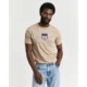 Gant_miesten-beige-t-paita_reg-archive-shield-t-shirt_biege_2003199-277-crmodel-fv-1-1.webp