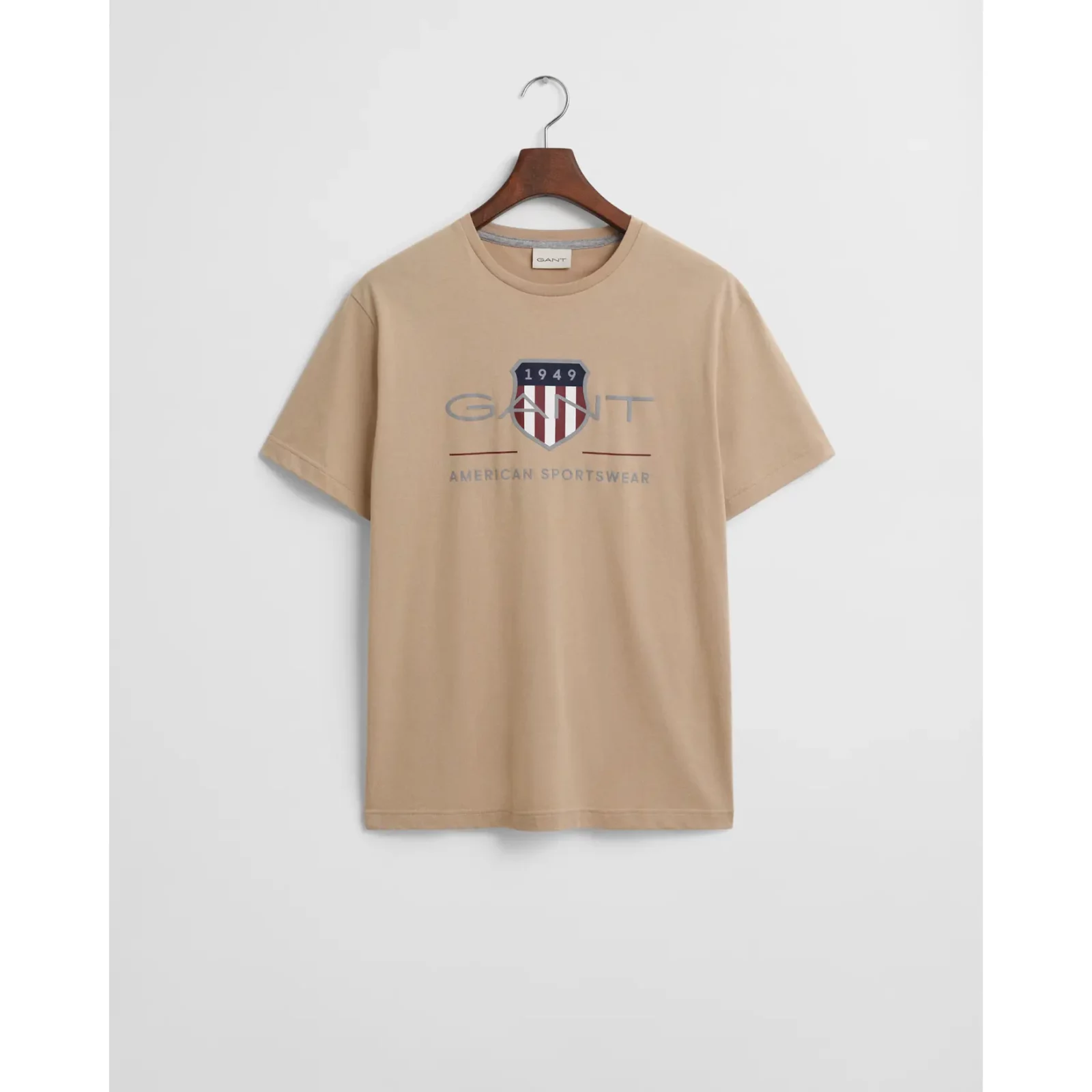 Gant_miesten-beige-t-paita_reg-archive-shield-t-shirt_biege_2003199-277-crmodel-fv-1-1.webp