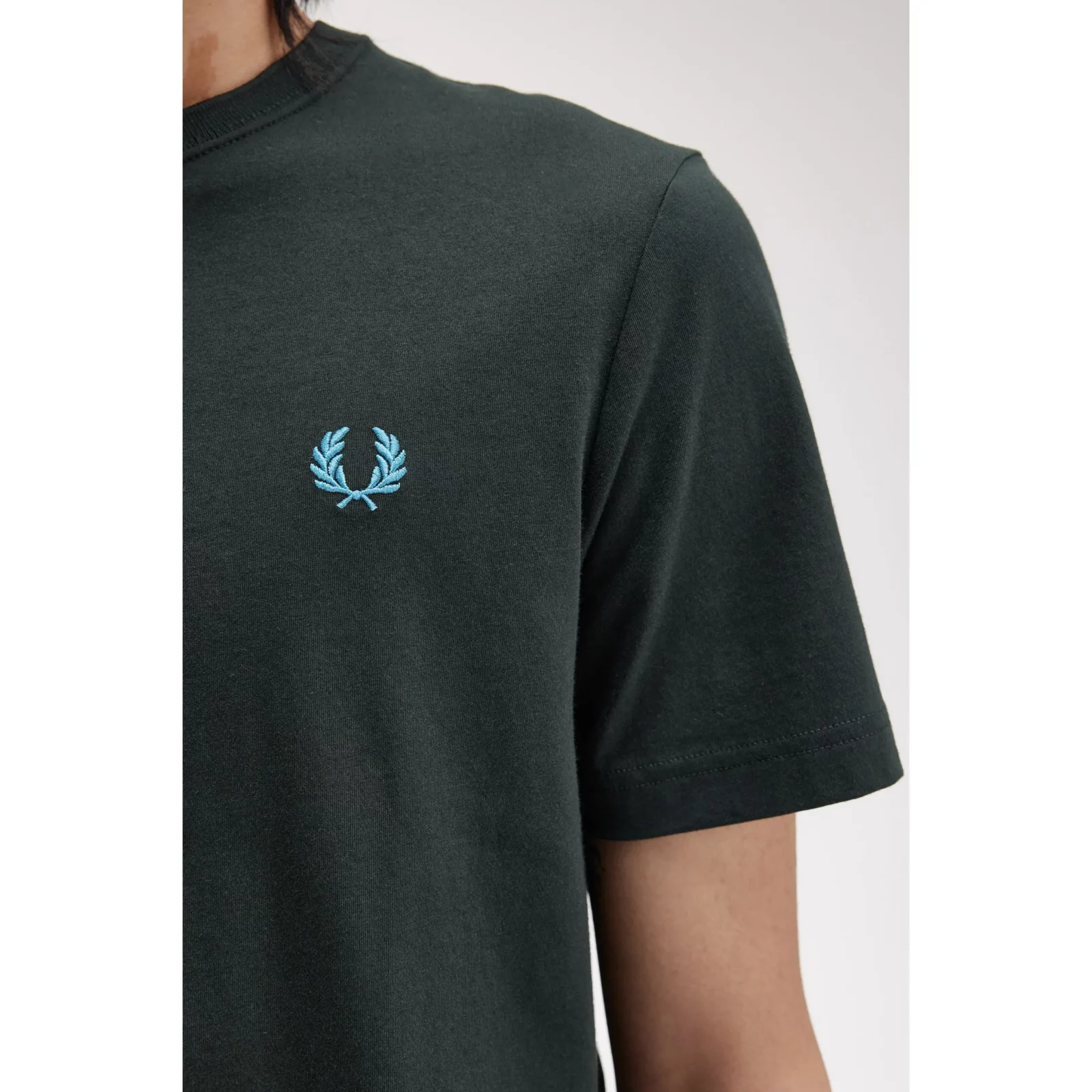 Fred-Perry_miesten-tummanvihrea-t-paita-pienella-Fred-Perryn-turkoosilla-logolla_crew-neck-t-shirt_M1600_W64