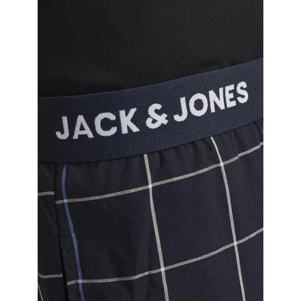 jack & jones miesten pyjamasetti t-paidalla ja pitkillä ruutuhousuilla