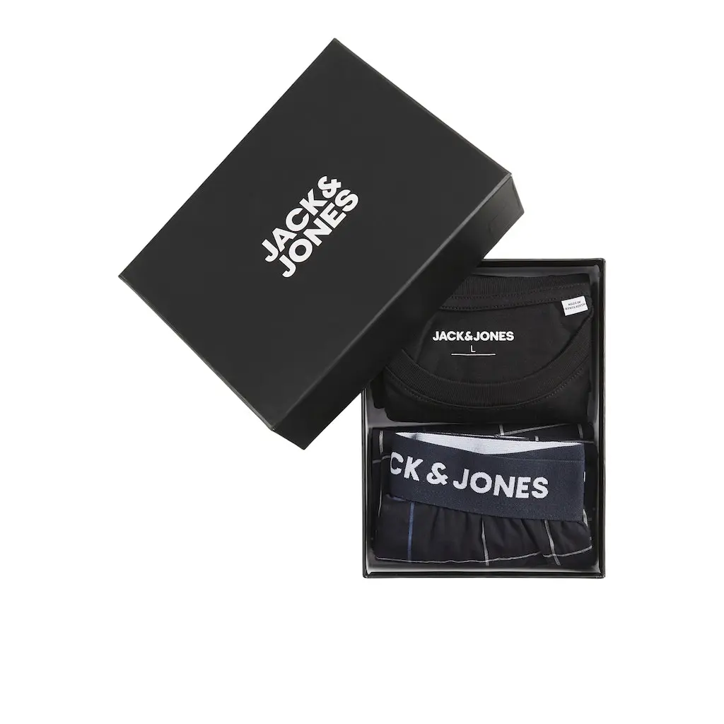 jack & jones miesten pyjamasetti t-paidalla ja pitkillä ruutuhousuilla