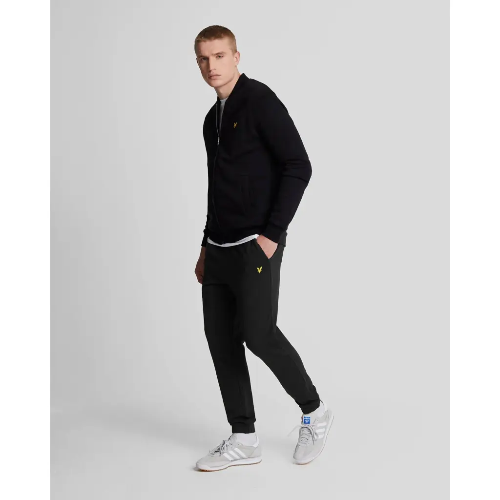 LyleScott_miesten-collegehousut_slim-sweat-pant_musta