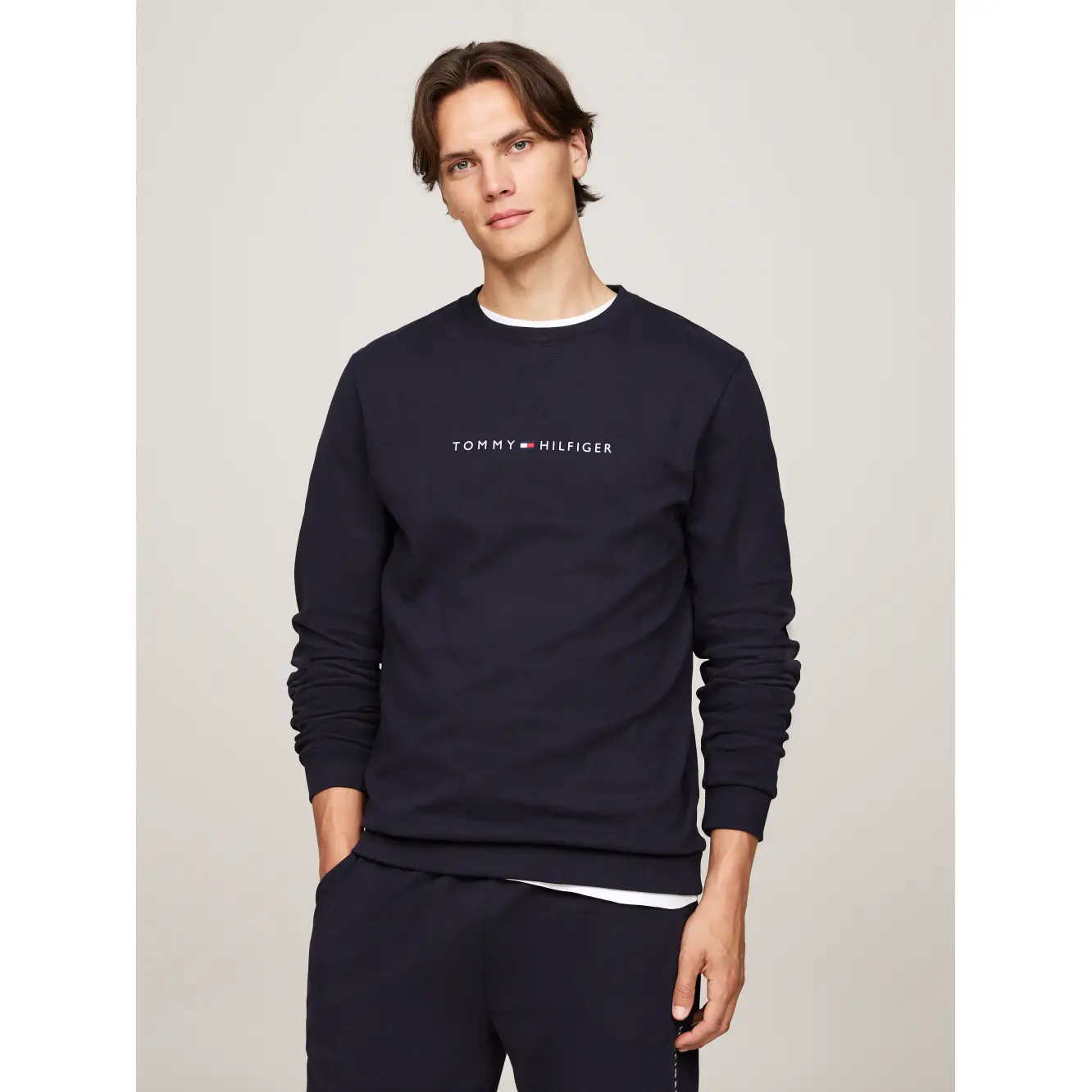 Tommy-Hilfiger_miesten-tummansininen-collegepaita_track-top_FA2024_DW5_UM0UM03346DW5-3.webp