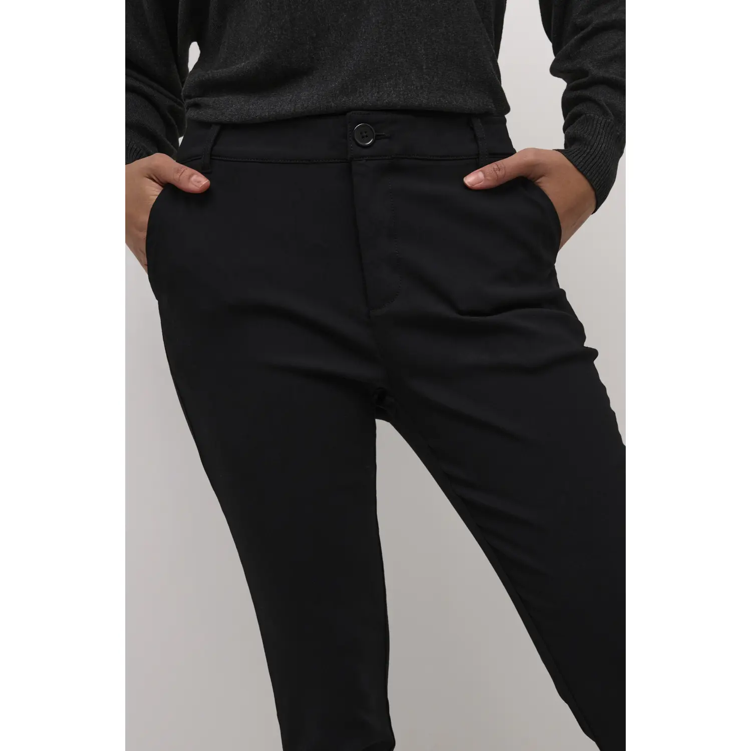 Culture_naisten-mustat-siistit-housut-nilkkamittaisilla-lahkeilla_cubengtha-cropped-pants_50111157