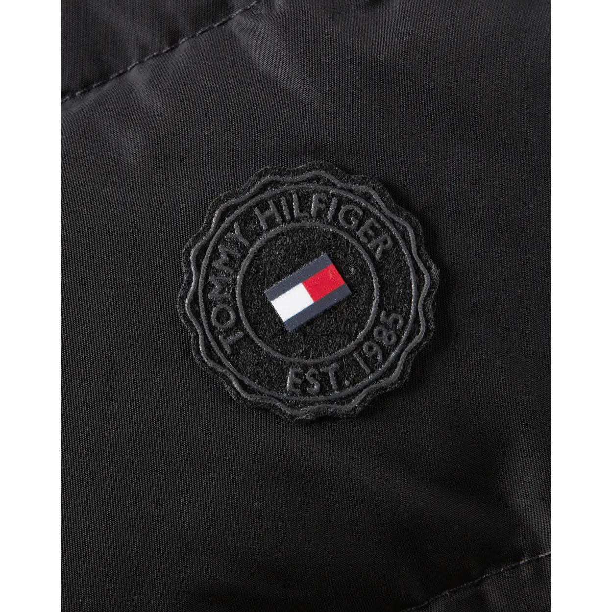 Tommy-Hilfiger_naisten-musta-lyhyt-vartalonmyotainen-untuvatakki_tyra-down-jacket_musta