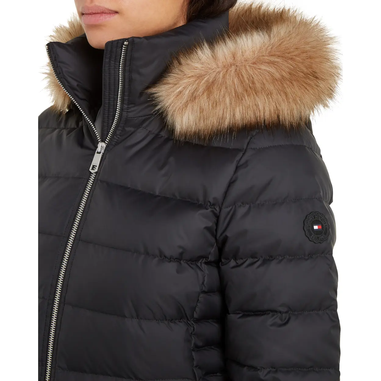 Tommy-Hilfiger_naisten-musta-lyhyt-vartalonmyotainen-untuvatakki_tyra-down-jacket_musta