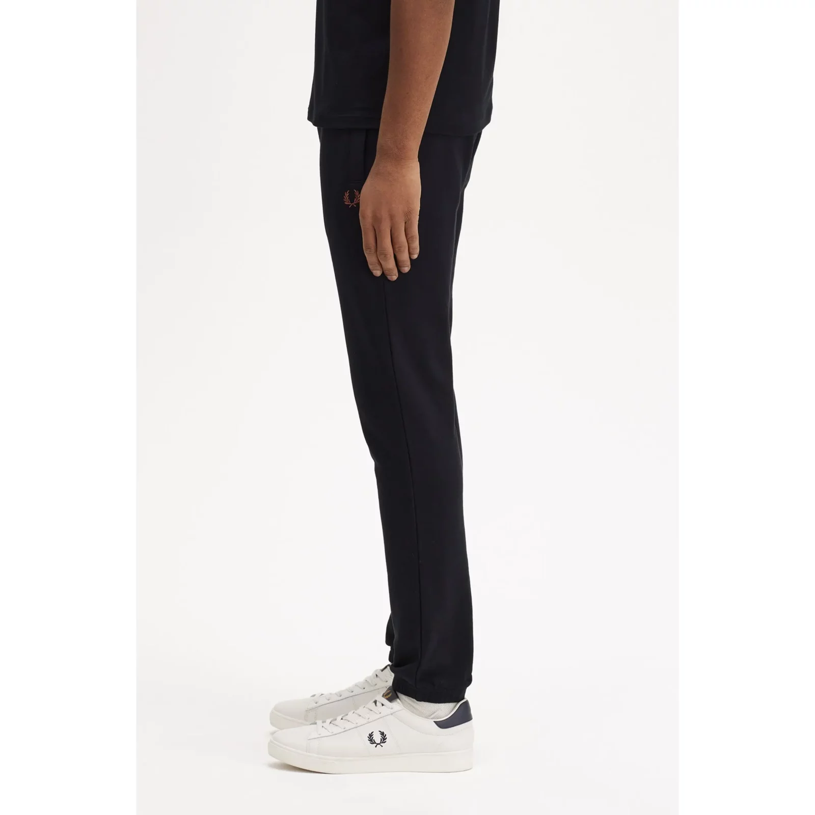 Fred-Perry_miesten-mustat-collegehousut_musta-ruskea_T5505_X56_V2_Q324