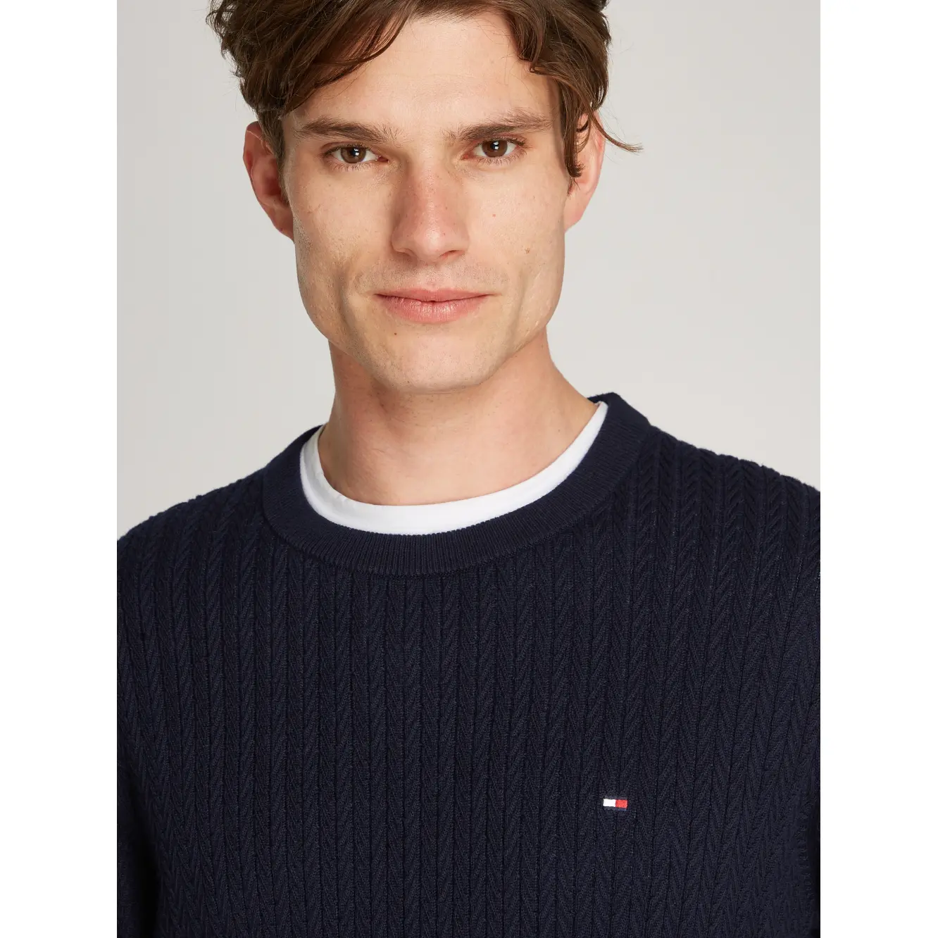 Tommy-Hilfiger_miesten-tummansininen-neulepusero_herringbone-structure-c-neck_WI2025_DW5_MW0MW37400DW5_3