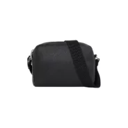 Calvin-Klein_naisten-musta-pieni-olkalaukku-levealla-hihnalla_ultralight-camera-bag_musta_WI2025_BEH_K60K612711BEH_3-4.webp