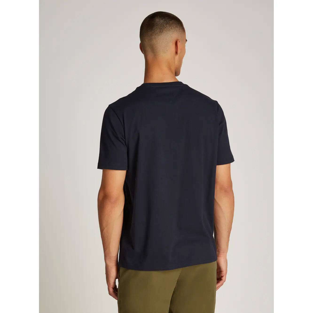 Tommy-Hilfiger_miesten-tummansininen-t-paita_rwb-hilfiger-tee__WI2025_DW5_MW0MW38980DW5