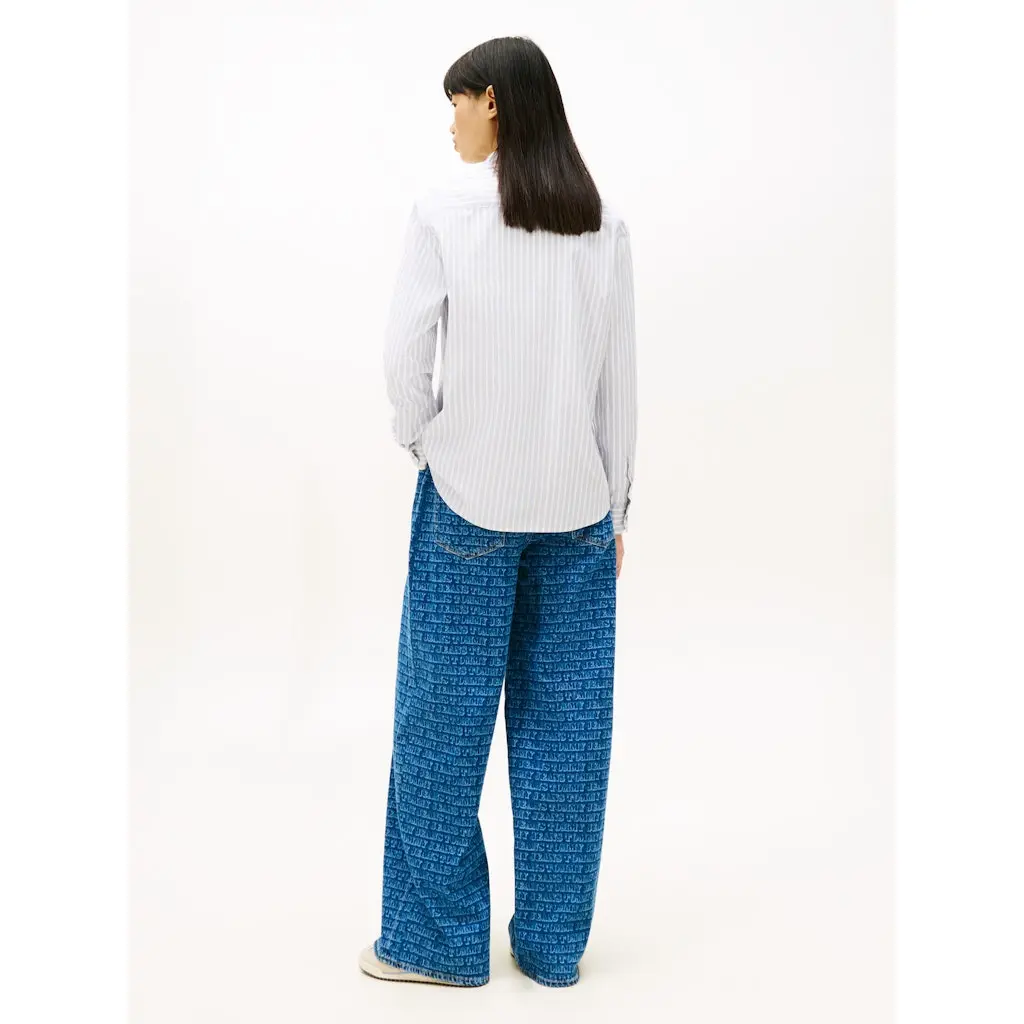 Tommy-Jeans_naisten-puuvillainen-raidallinen-kauluspaita-vaaleansinisena