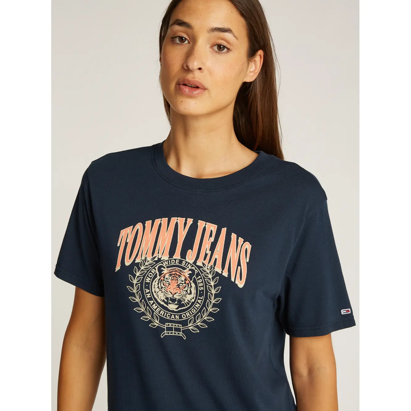 Tommy-Jeans_naisten-tummansininen-rento-t-paita-tiikeriprintilla_tiger-varsit-t-shirt_C1G_DW0DW20212C1G_