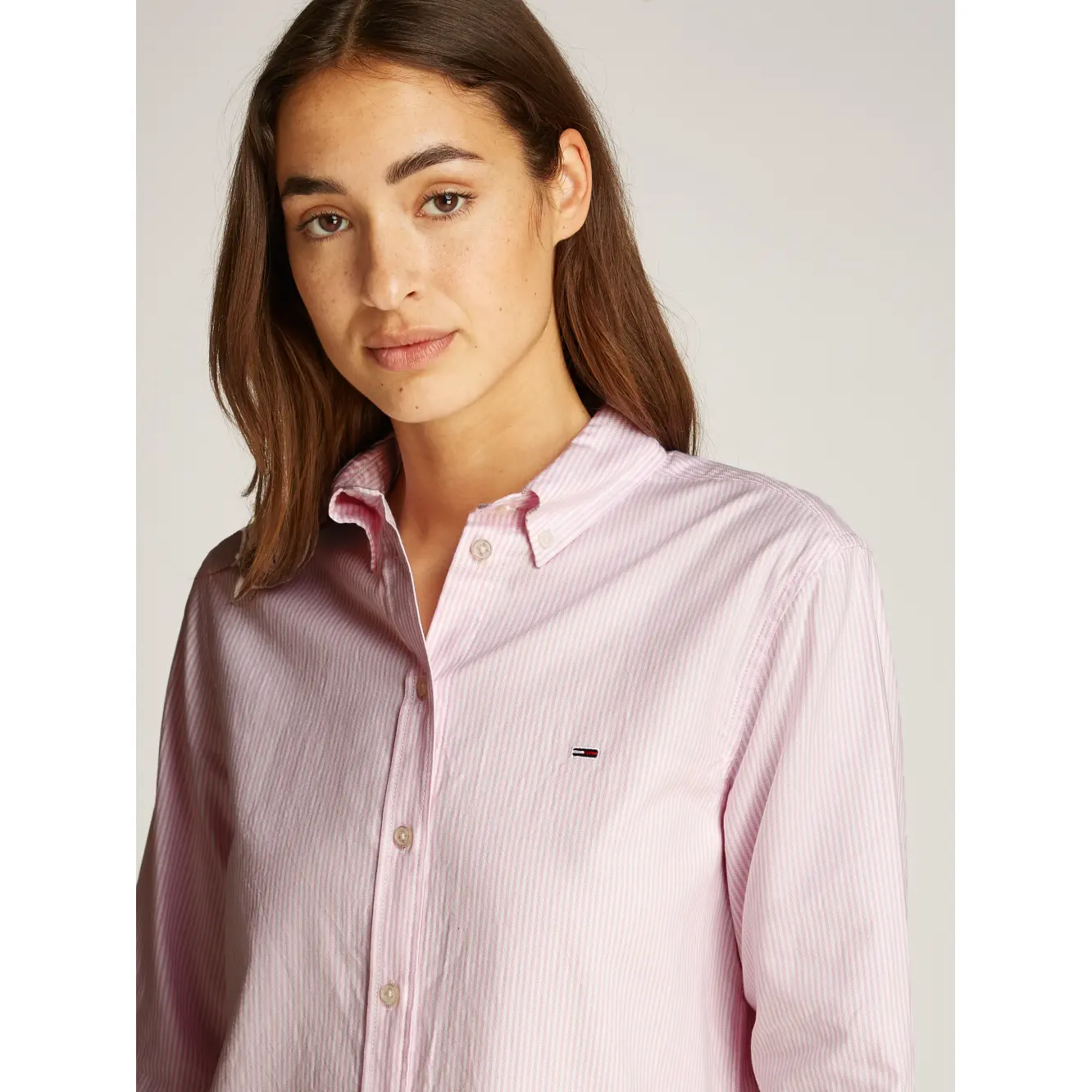Tommy-Jeans_naisten-vaaleanpunainen-puuvillakauluspaita_oxford-kauluspaita_DW0DW19890_0D5