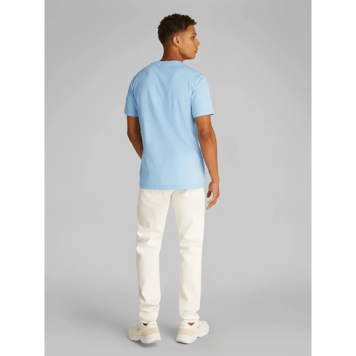 Calvin-Klein_miesten-vaaleansininen-t-paita-valkoisella-Calvin-Kleinin-logolla_monologo-tee_vaaleasininen_CBR_J30J325649CBR_7-5.webp