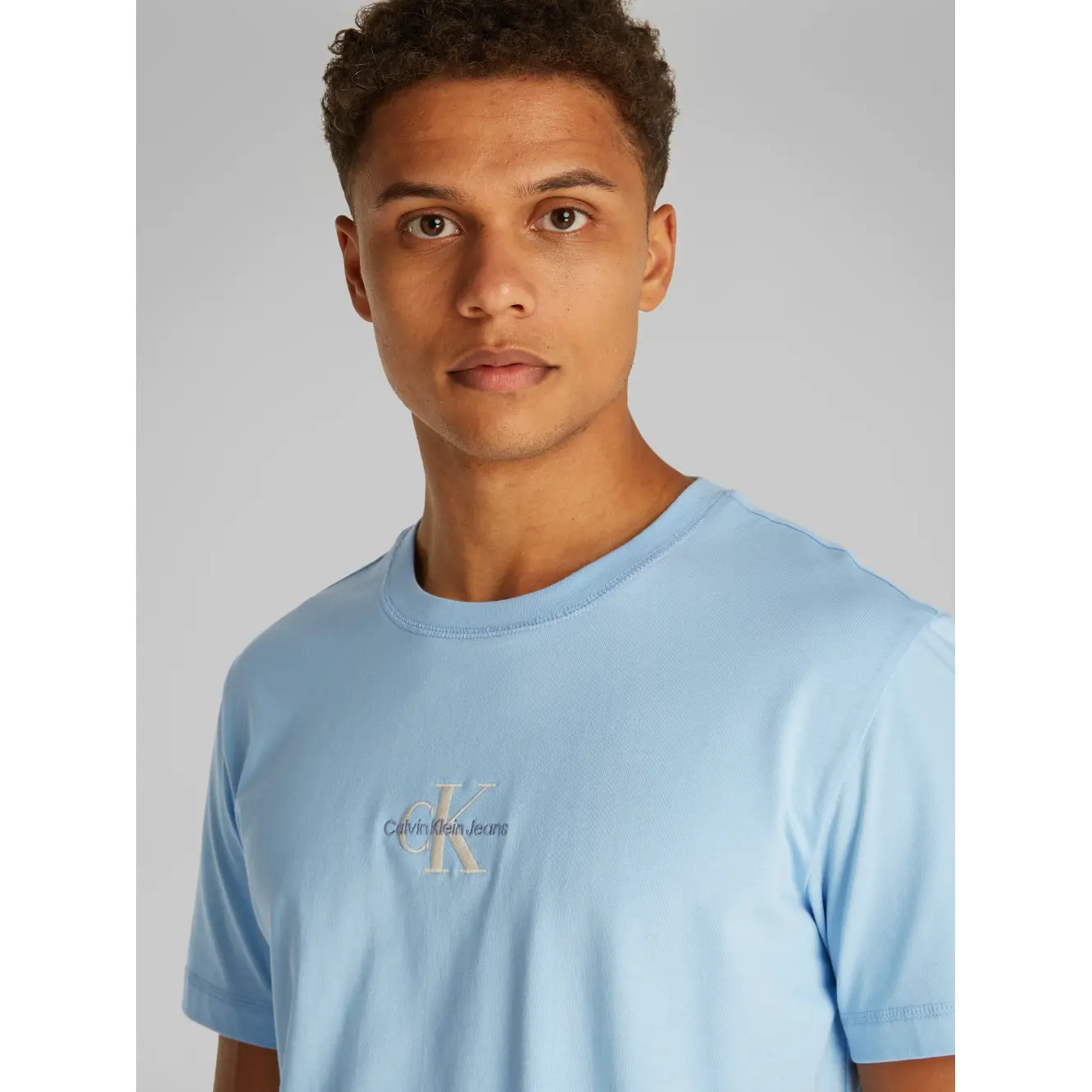 Calvin-Klein_miesten-vaaleansininen-t-paita-valkoisella-Calvin-Kleinin-logolla_monologo-tee_vaaleasininen_CBR_J30J325649CBR_7-5.webp