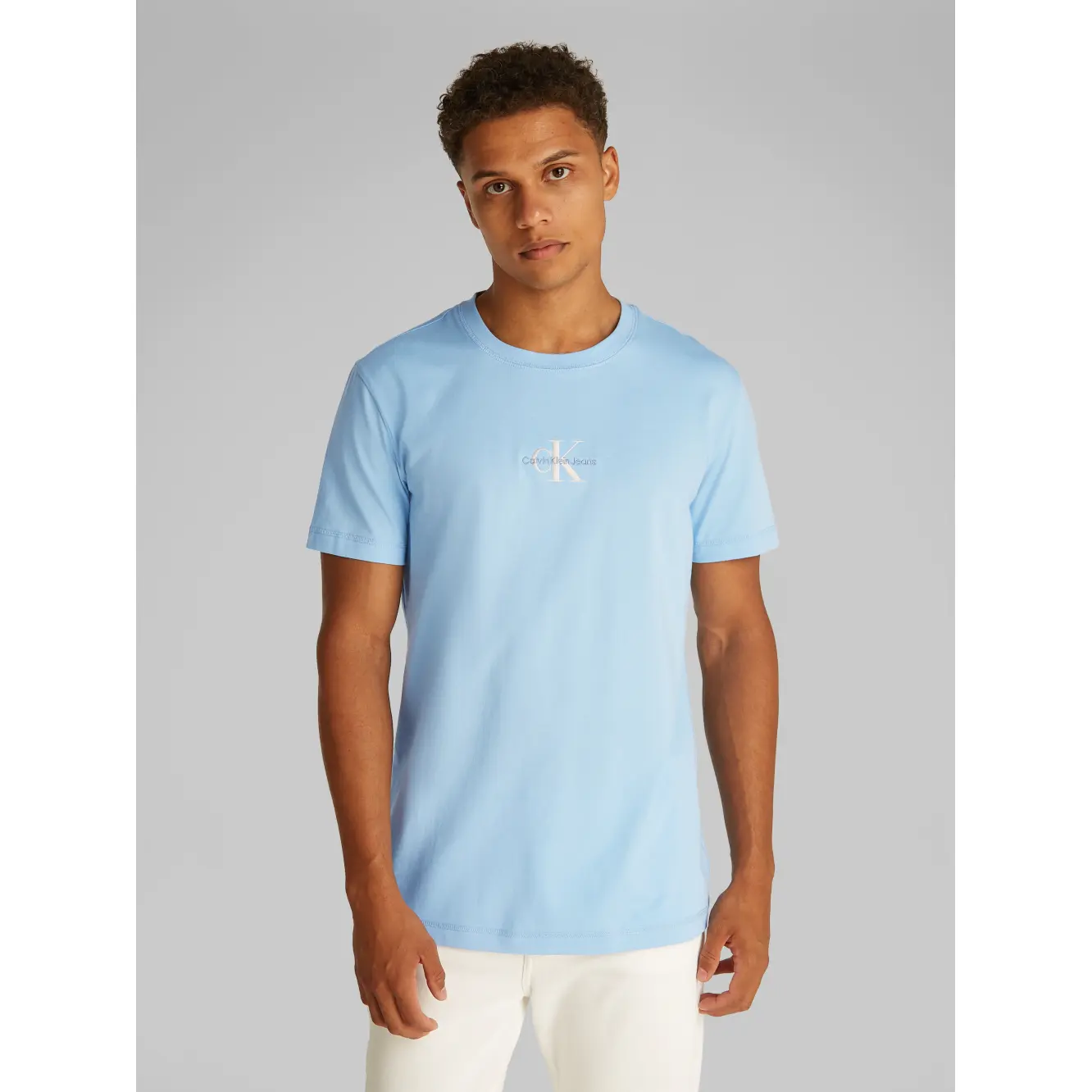 Calvin-Klein_miesten-vaaleansininen-t-paita-valkoisella-Calvin-Kleinin-logolla_monologo-tee_vaaleasininen_CBR_J30J325649CBR_7-5.webp