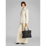 Calvin-Klein_musta-isompi-olkalaukku_medium-shopper-laukku_BEH_K60K613019BEH-1.webp