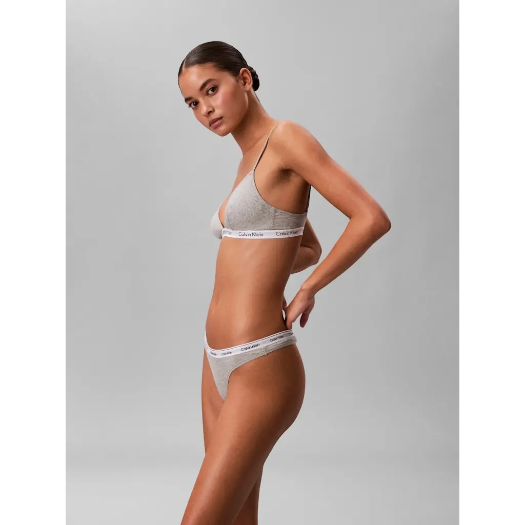 Calvin-Klein_vaaleanharmaat-naisten-stringit