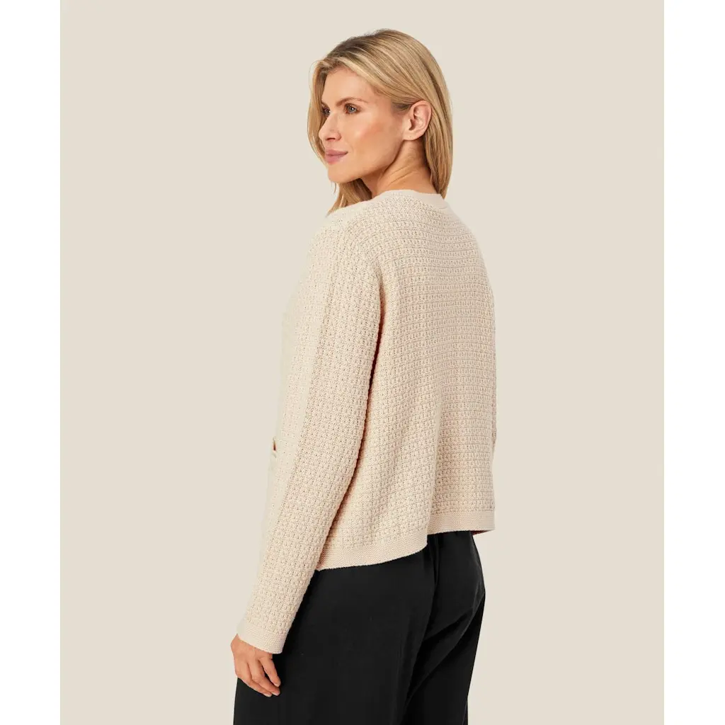 Masai_naisten-beige-nappineuletakki_MA-LAKEN-1010429_Ma-laken-cardigan_1025S_1010429-6.webp