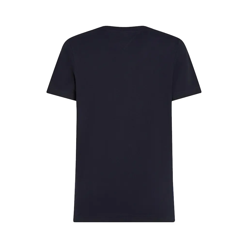 Tommy-Hilfige_miesten-rento-tummansininen-t-paita_hilfiger-center-stack-tee_SP2025_DW5_MW0MW38621DW5