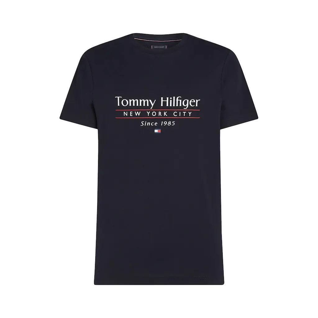 Tommy-Hilfige_miesten-rento-tummansininen-t-paita_hilfiger-center-stack-tee_SP2025_DW5_MW0MW38621DW5