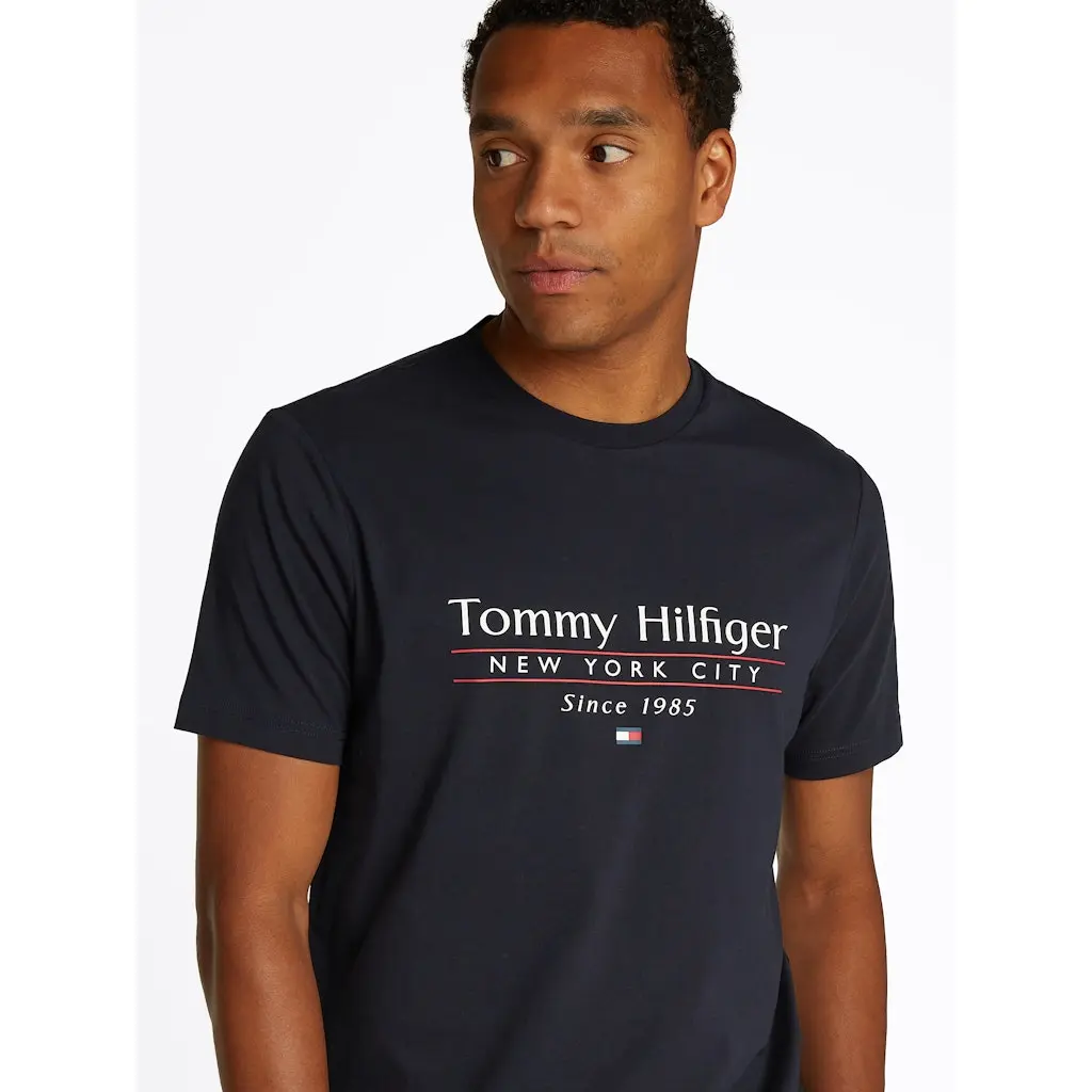 Tommy-Hilfige_miesten-rento-tummansininen-t-paita_hilfiger-center-stack-tee_SP2025_DW5_MW0MW38621DW5