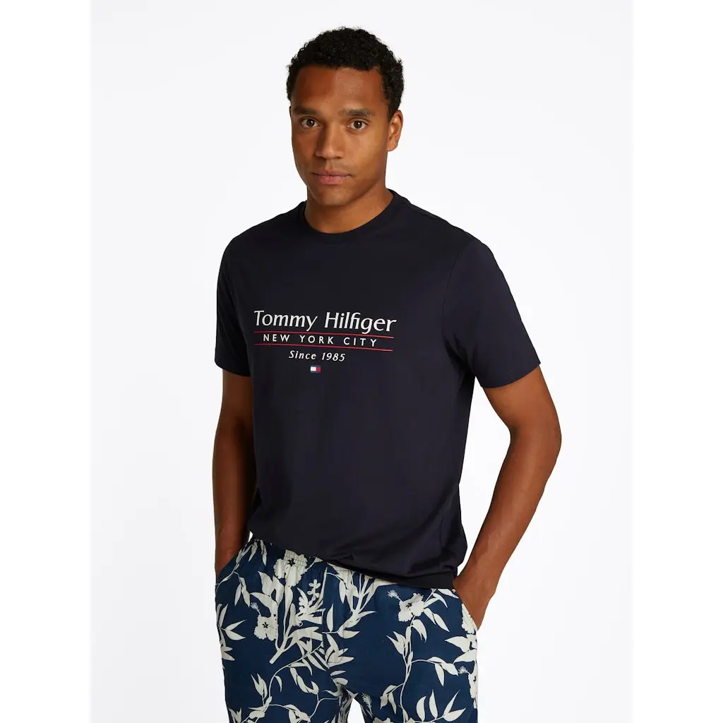 Tommy-Hilfige_miesten-rento-tummansininen-t-paita_hilfiger-center-stack-tee_SP2025_DW5_MW0MW38621DW5