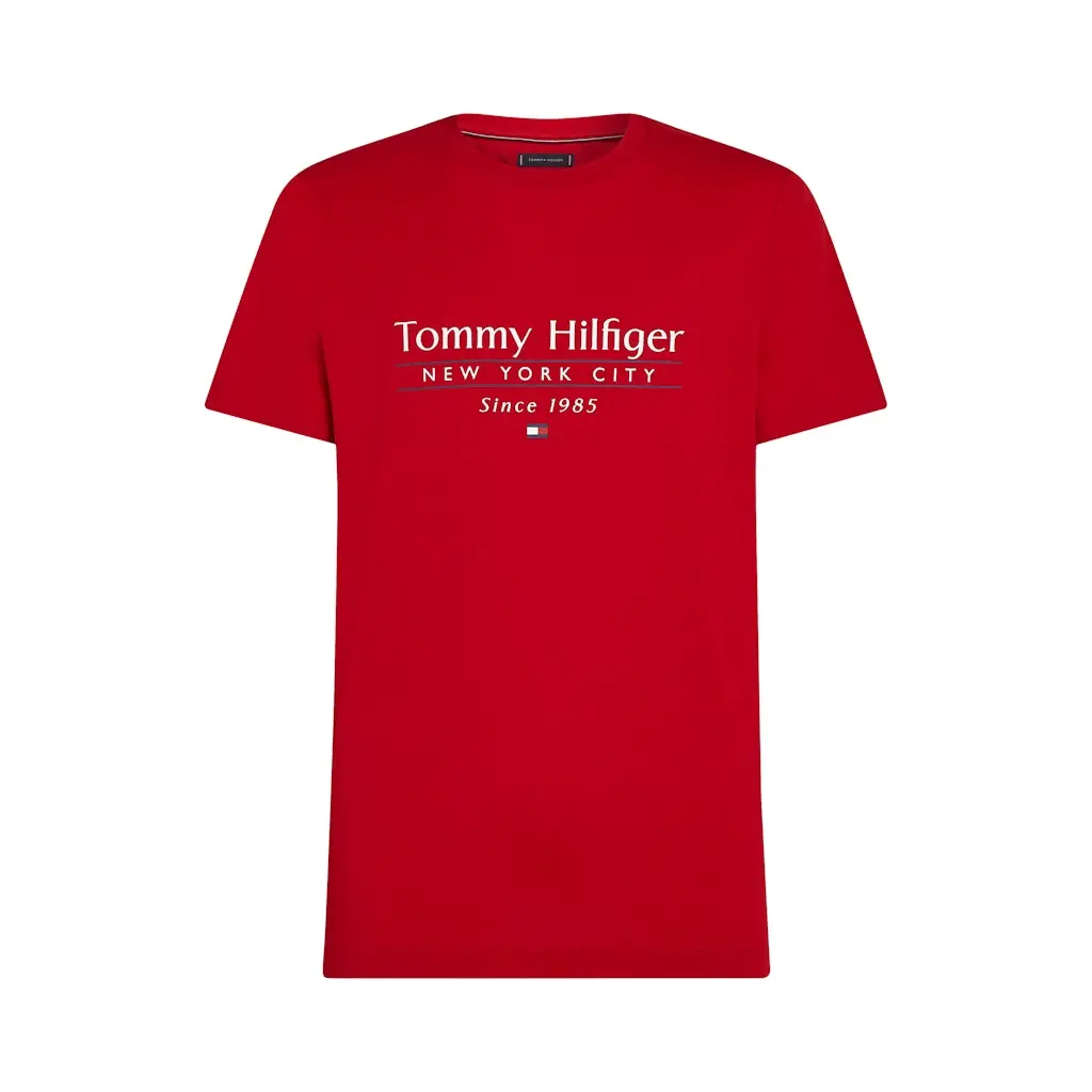 Tommy-Hilfiger_miesten punainen perus t-paita_hilfiger cetner stack tee__SP2025_XLD_MW0MW38621XLD (1)