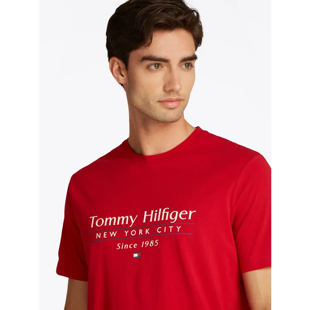 Tommy-Hilfiger_miesten punainen perus t-paita_hilfiger cetner stack tee__SP2025_XLD_MW0MW38621XLD (1)