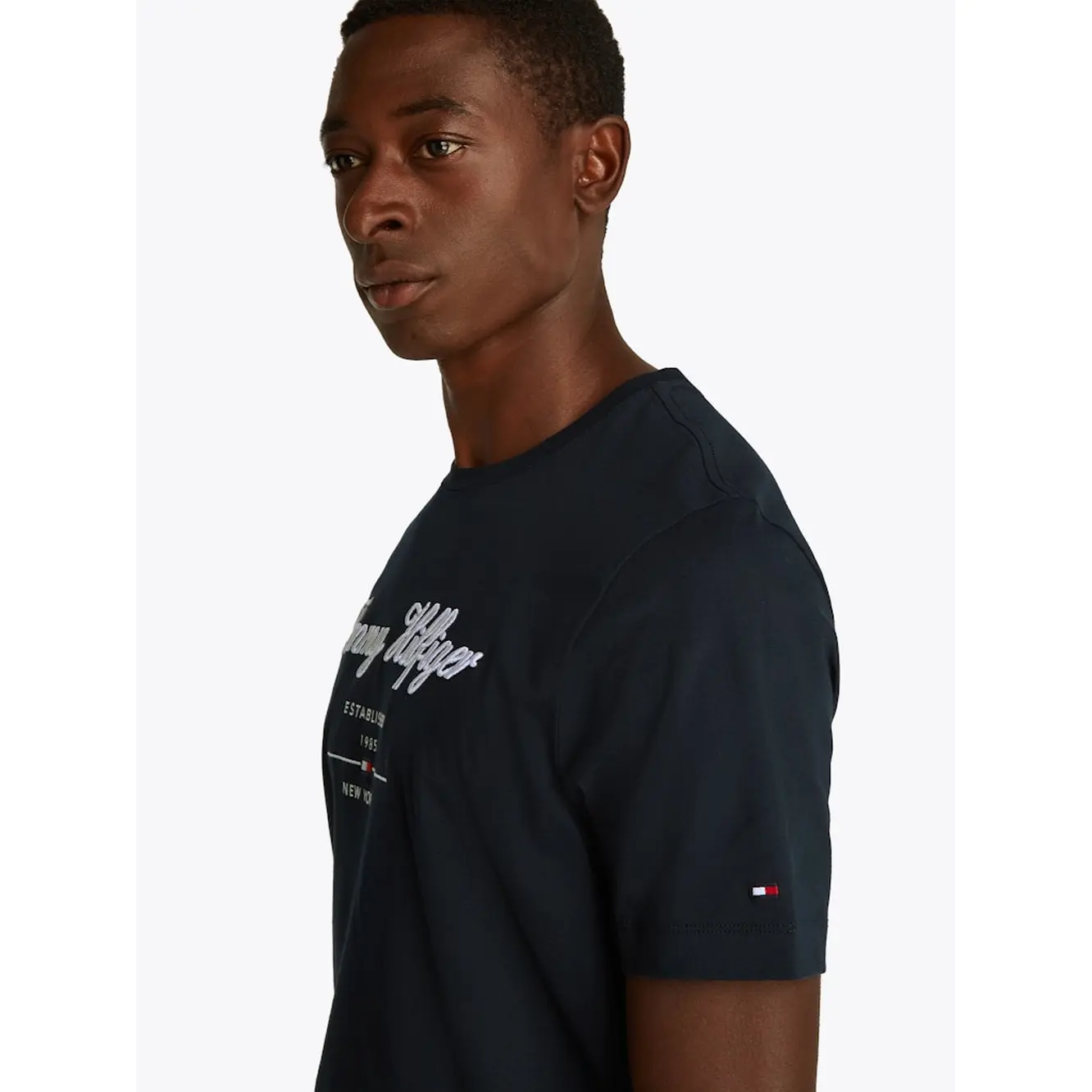 Tommy-Hilfiger_miesten-tummansininen-t-paita-logotekstila_script-logo-tee_SP2025_DW5_MW0MW33691DW5_7-8-1.webp
