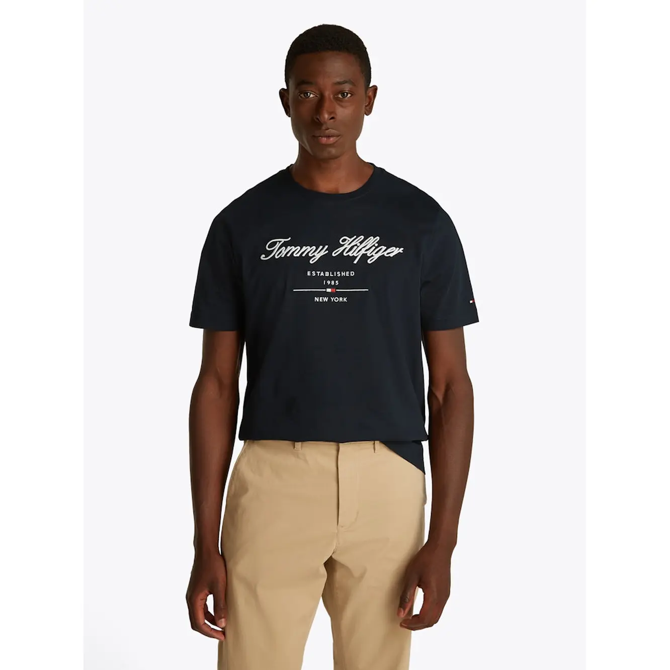 Tommy-Hilfiger_miesten-tummansininen-t-paita-logotekstila_script-logo-tee_SP2025_DW5_MW0MW33691DW5_7-8-1.webp
