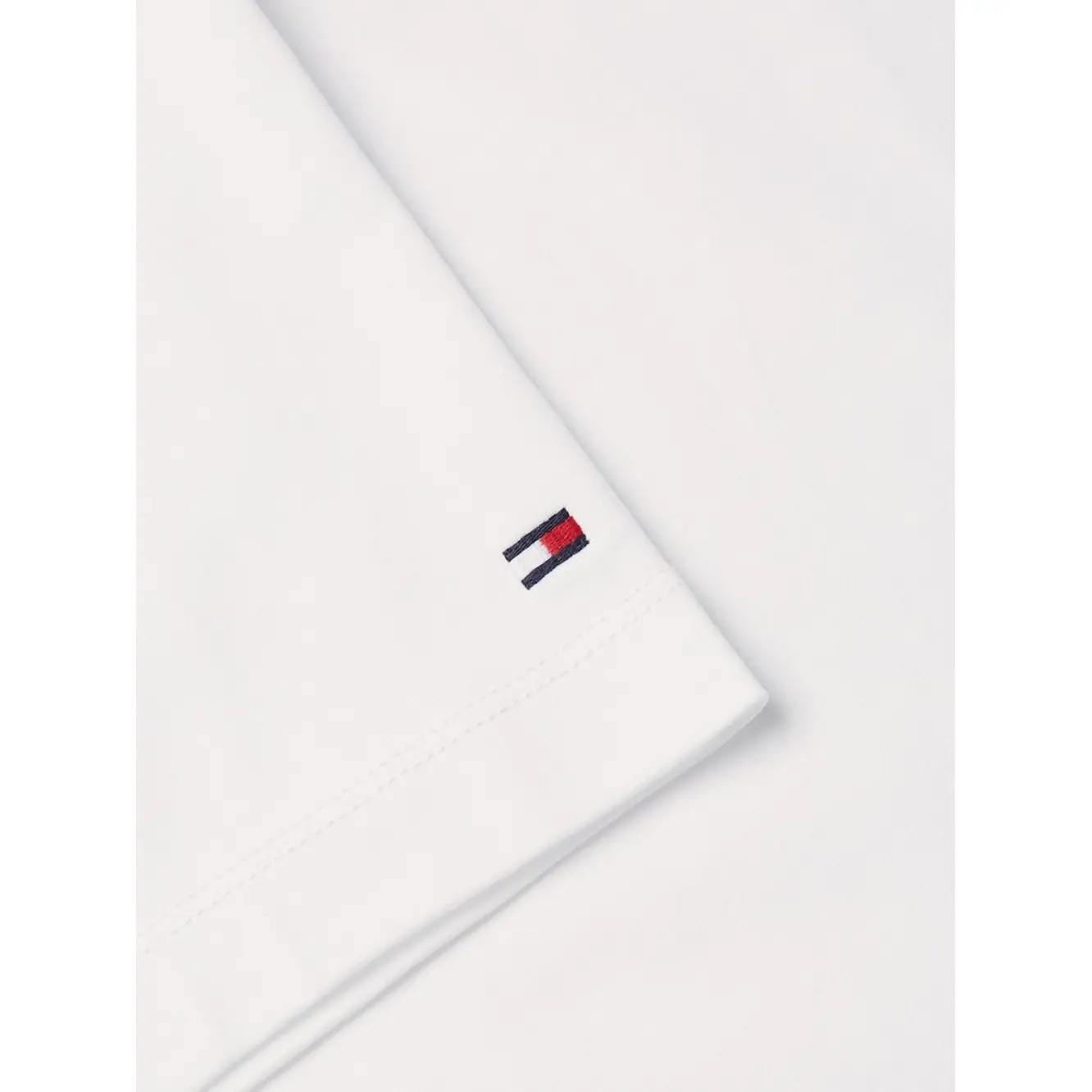 Tommy-Hilfiger_miesten-valkoinen-t-paita-logotekstilla_script-logo-tee_valkoinen__SP2025_YBR_MW0MW33691YBR-2.webp