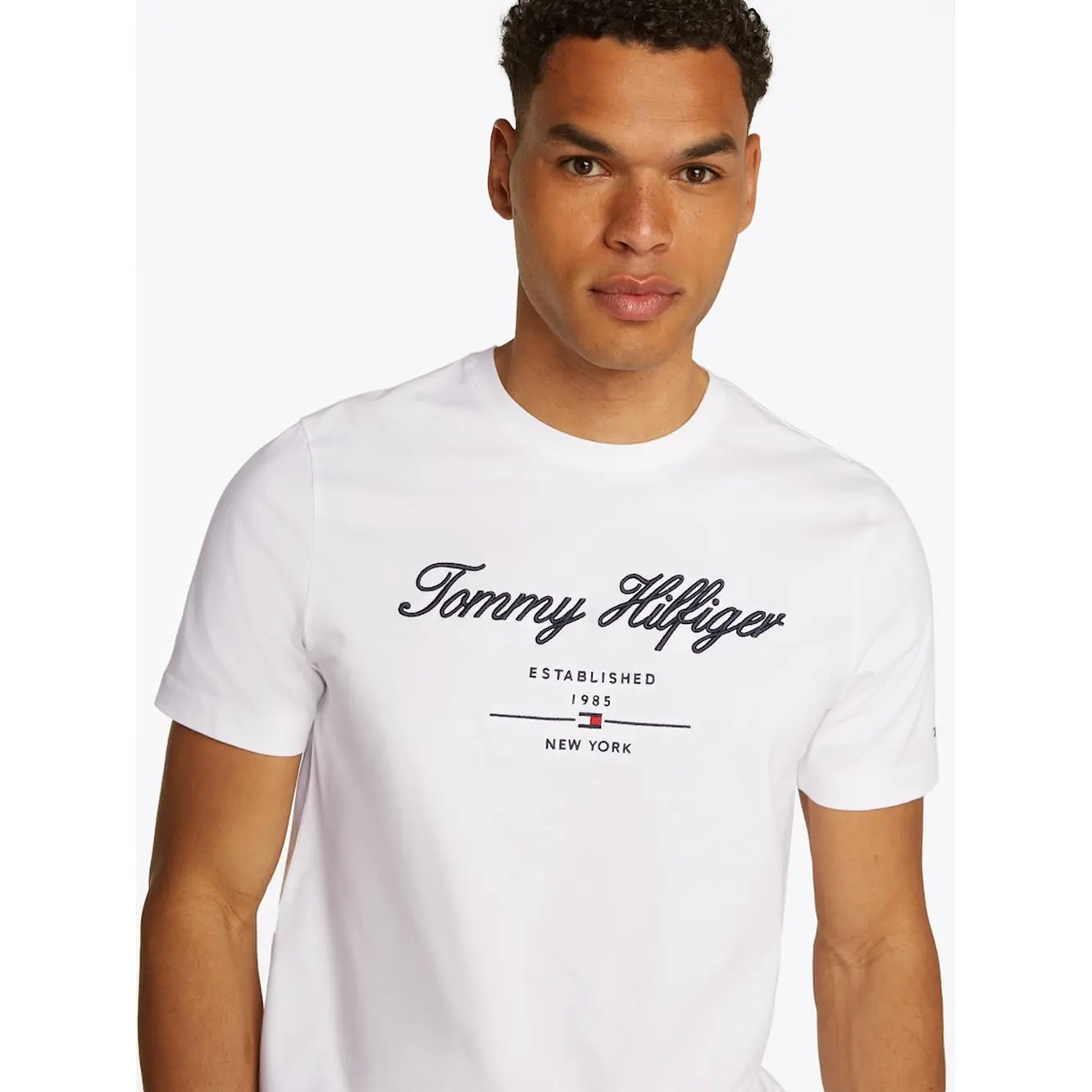 Tommy-Hilfiger_miesten-valkoinen-t-paita-logotekstilla_script-logo-tee_valkoinen__SP2025_YBR_MW0MW33691YBR-2.webp