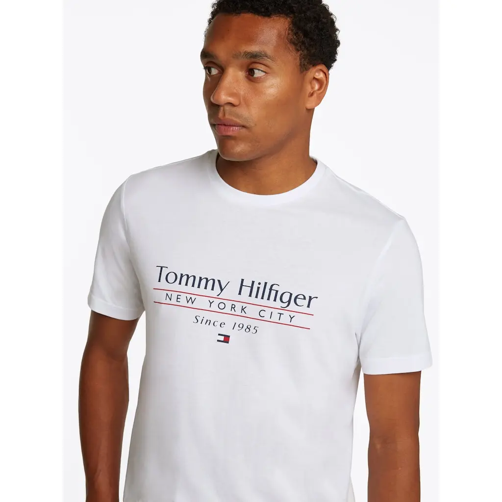 Tommy-Hilfiger_miesten valkoinen t-paita_hilfiger center stack tee__SP2025_YBR_MW0MW38621YBR (1)