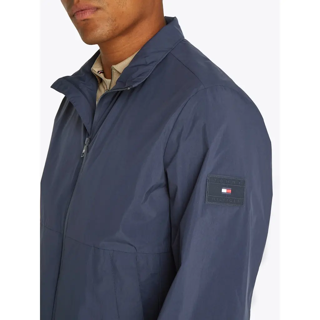 Tommy-Hilfiger_miesten-tummansininen-pusakkatakki_branded-blouson_tummasininne_SP2025_DW5_MW0MW39198DW5-1.webp